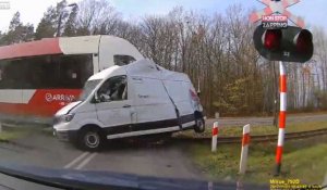 Pologne : Une camionnette violemment percutée par un train (vidéo)