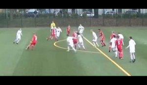 Football : Un joueur marque un incroyable but après une galipette sur un coup franc (Vidéo)