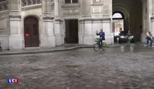 Paris : Attendu par Anne Hidalgo, Arnold Schwarzenegger débarque en vélib' (Vidéo)