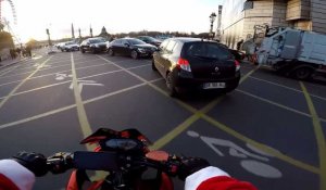Paris : un Père Noël à moto poursuit une conductrice en fuite (vidéo)