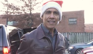 En Père Noël, Barack Obama distribue des cadeaux aux enfants défavorisés