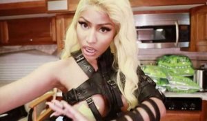 Nicki Minaj topless et tout en cuir pour son nouveau clip (vidéo)