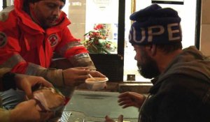 Froid: la Croix-Rouge offre nourriture et écoute aux sans-abris