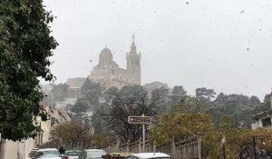Marseille : gros flocons et bataille de boules de neige à Notre-Dame-de-La-Garde
