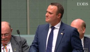Australie : un député demande la main de son conjoint au Parlement