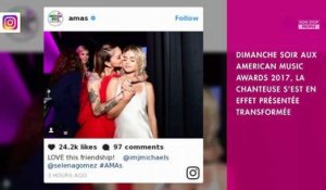 Selena Gomez fait sensation en blonde aux American Music Awards 2017 (photos)
