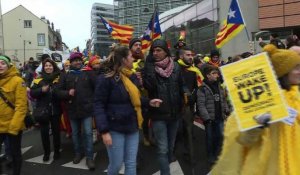 Bruxelles: marée de drapeaux catalans pour "réveiller" l'Europe