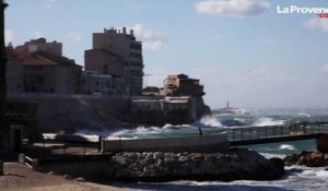 Vent violent : la mer déchaînée frappe sur le littoral marseillais
