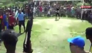 Football : Des supporters armés menacent le gardien  lors d'un penalty (Vidéo)