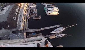Inconscient, un homme saute dans un port à 40 mètres de hauteur (Vidéo)