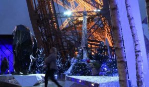 Manchots, décor nordique: la tour Eiffel rhabillée pour l'hiver