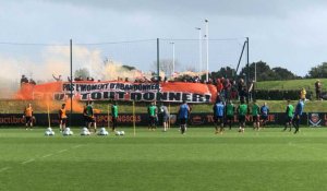 Les supporters lorientais encouragent les Merlus à la veille du derby de Ligue 2 à Brest