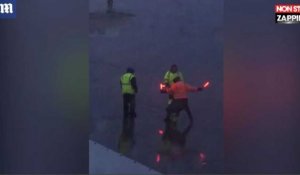 Des agents de piste font un combat de sabres lasers sur le tarmac, la vidéo hilarante (vidéo)