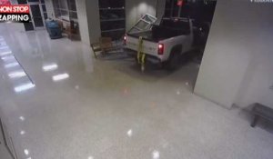 Ils foncent dans la porte d'entrée d'un tribunal avec leur voiture pour voler un distributeur de billets (vidéo)