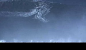 Voici la plus haute vague jamais surfée au monde