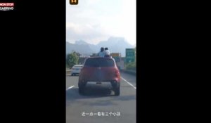 Chine : Des parents roulent avec leurs enfants sur le toit de leur voiture (Vidéo)