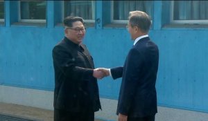 Poignée de main historique entre les dirigeants des 2 Corées