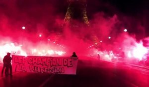 Les supporters parisiens enflamment la Tour Eiffel