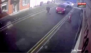 Angleterre : Un braqueur perd tout l'argent qu'il vient de voler dans la rue (Vidéo)