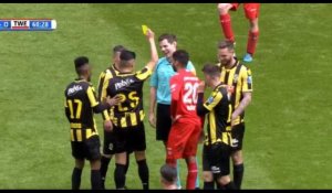Football : un arbitre reçoit un carton jaune aux Pays-Bas (vidéo)