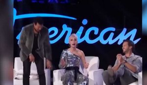 Katy Perry déchire son pantalon et montre ses fesses en pleine émission ! (Vidéo)