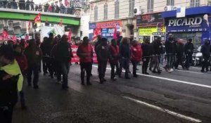 Marseille : les manifestants contre le logement indigne remontent le cours Lieutaud à Marseille