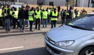Avignon : les gilets jaunes manifestent devant le Palais de justice