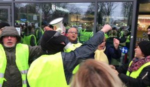 Les Gilets jaunes manifestent devant le centre commercial Leclerc