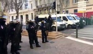 Marseille - Gilets jaunes  :  des policiers protègent la préfecture