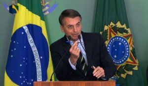 Brésil: Bolsonaro signe un décret sur la détention d'armes