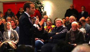 Emmanuel Macron se prête au jeu des questions-réponses