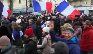Paris: après les "gilets jaunes", des "foulards rouges" défilent