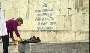 Merkel se recueille sur la Tombe du Soldat inconnu à Athènes