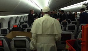 Pape François: le célibat des prêtres pas "optionnel"