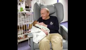 Ce grand-père réconforte les bébés prématurés dont les parents sont loin