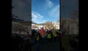 Les gilets jaunes et la CGT manifestent contre la vie chère à Bastia