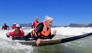 Au Cap, des handicapés apprennent à surfer