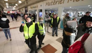 Maubeuge: les gilets jaunes bloquent le centre commercial Carrefour