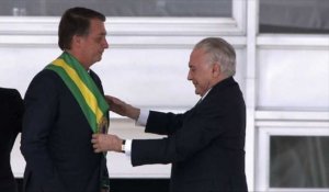 Le président Bolsonaro reçoit l'écharpe présidentielle de Temer