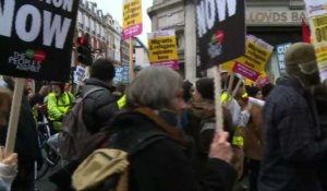 Des "gilets jaunes" marchent contre l'austérité à Londres