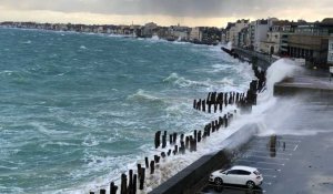 Saint-Malo. Grande marée : les vagues font leur show 