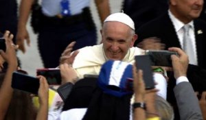 Le pape fait fi du protocole pour saluer les fidèles du Panama