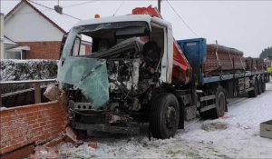 Un accident entre un tracteur et un camion sur la RD 939 enneigée