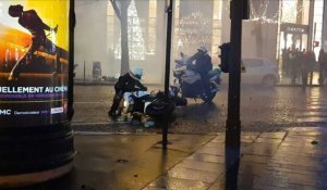 "Gilets jaunes": des motards de la police pris à partie à Paris