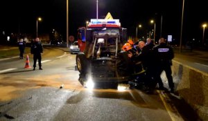 Une voiture sur le toit à Calais après un accident