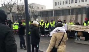 Avignon : la chaîne des femmes gilets jaunes devant le commissariat