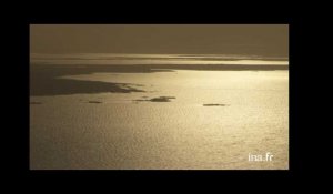 Tchad : lac Tchad à contre-jour et village