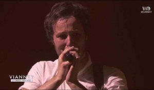 Vianney ému aux larmes pendant son concert
