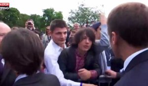 Emmanuel Macron appelé "Manu", il recadre un jeune collégien (Vidéo)