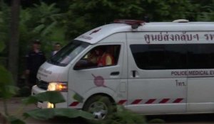 Thaïlande: deux ambulances quittent le site de la grotte